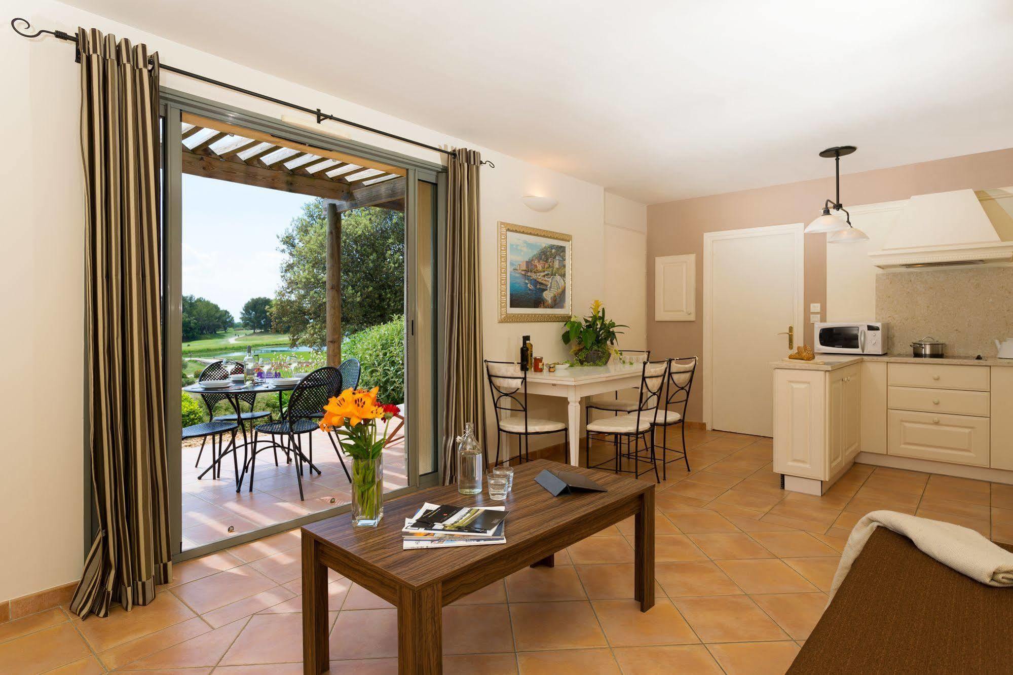 Madame Domaine Du Provence Country Club Service Premium